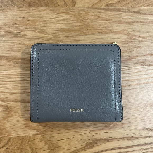 Fossil Logan Grey Leather RFID-Blocking Mini Multifunction Bifold Wallet - Picture 1 of 9